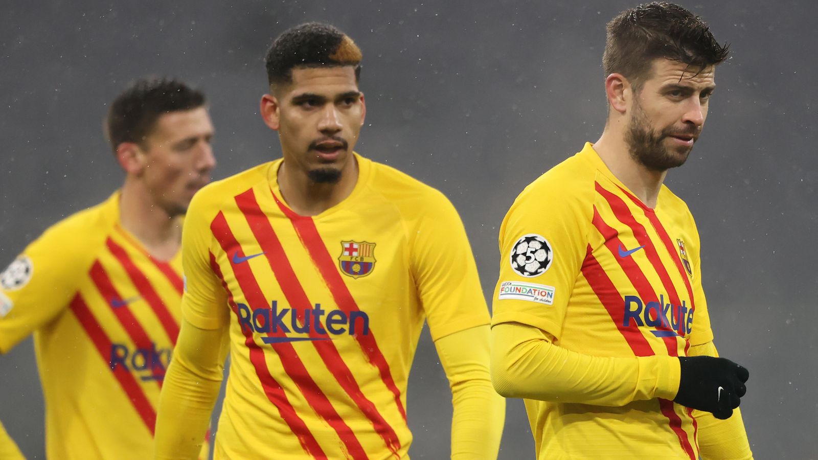 Đội tuyển Barcelona đã chính thức bị loại khỏi Champions League 2021-22 sau vòng bảng