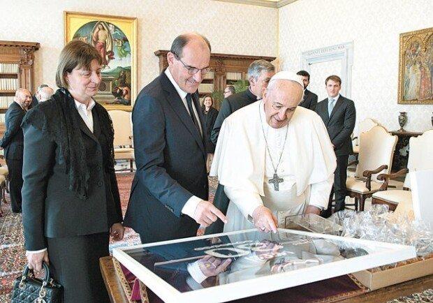 Thủ tướng Pháp Jean Castex tặng Giáo hoàng Francis áo đấu của Messi